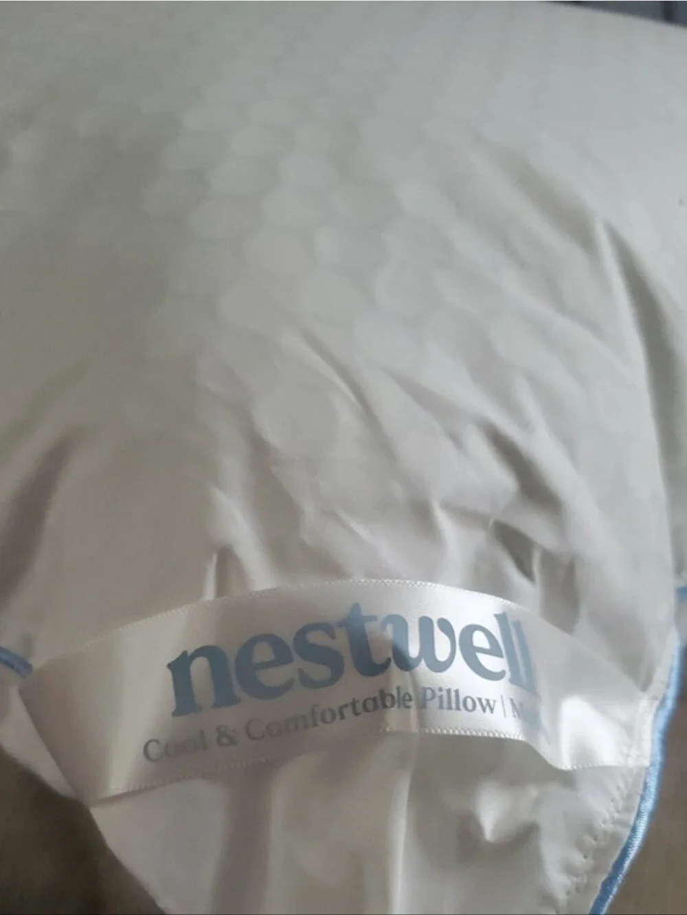 Brand New Nestwell Cool & Comfortable Standard Queen Pillow - White (Set of 2)